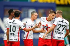 De speler dient het veld te verlaten. Zulte Waregem Pakt Eerste Zege Van Het Seizoen Tegen Waaslan De Standaard Mobile