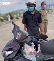 Trên mạng xã hội tiếp tục xuất hiện clip quay cảnh người vừa phát ngôn bánh mì không phải lương thực, thực phẩm là ông trần lê hữu thọ (phó chủ tịch ubnd phường vĩnh hòa, nha trang, tỉnh khánh hòa) dẫn đầu một tổ công tác phường này đi xử lý hoạt động một lò bánh mì và tạm giữ giấy phép kinh. Aylqyvnn Ao Bm