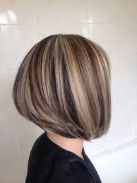 Carre Plongeant Et Meches Bicolore Marron Chocolat Et Blond Meches Blondes Coiffure Meche Blonde Meche Blonde Platine
