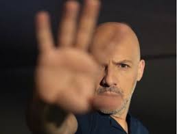 Σκάει «βόμβα» στο survivor, ετοιμάζει βαλίτσες για αγιο δομίνικο ο μουτσινάς. Nikos Moytsinas In Gr