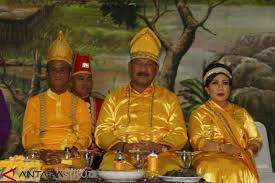 Wakil bupati kabupaten sangihe helmud hontong dikabarkan meninggal dunia rabu (9/6/2021) di dalam pesawatsaat perlajanan pulang ke manado dari bali. Wakil Bupati Sangihe Sulut Hadiri Perayaan Tulude Di Kabupaten Jayawijaya Papua Suarakarya Id