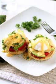 What Makes These Eggs Benedict So Californian Fresh Tomato And Avocado Slices And A Little Bit Of Sriracha For Some Heat In The H Recipes Food Brunch Recipes