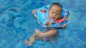 Kolam renang hijau lestari merupakan tempat wisata air untuk sarana rekreasi liburan keluarga dan berlatih berenang untuk orang dewasa dan. Manfaat Berenang Untuk Bayi Yang Jarang Diketahui Orangtua Baru Tribun Jabar