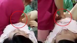 Aku langsung berada diatasnya dan mulai memasukan tangan kedalam kimononya melalui pundaknya. Omg Proses Melahirkan Ini Ekstrem Banget Perut Ibu Ditekan Tekan Pakai Siku Dengan Keras Ternyata Tribunstyle Com