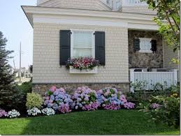 Flower Beds In Front Of House 92 In 2020 Front Yard Landscaping Design Front Flower Beds Hydrangea Landscaping