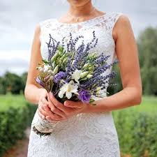 Brautstrauss Mit Lavendel Brautstrauss Lavendel Lavendel Hochzeit Brautstrausse