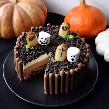 Halloween Is Coming Vous Prendrez Bien Un Petit Bout De Mon Cimetiere Aux Trois Chocolats Gateau Haloween Gateau Cimetiere Halloween Chocolat Halloween