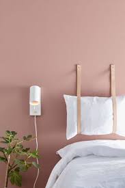 Une Tete De Lit Modelee Avec Des Lanieres En Cuir Et Des Coussins Comment Faire Une Tete De Lit Tete De Lit Oreiller