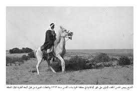 الشيخ رميض الحسن الخلف الذيابي على ظهر الدعجانية الذائعة الصيت سنة 1969 في منطقة الحمرة بنات الحسن التقطت الصورة من قبل البعثة الطبي couple photos photo scenes