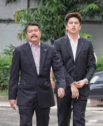 ร.ต.อ.เฉลิม อยู่บำรุง พาลูกชายและหลานชาย คือ วัน อยู่บำรุงและกาโม่ อาชวิน เดินทางไปยังฮ่องกงเพื่อร่วมฉลองวันเกิดให้กับ 2. à¸¡à¸²à¹à¸¥ à¸§ à¸à¸²à¹‚à¸¡ à¸¥ à¸à¸Šà¸²à¸¢ à¸§ à¸™ à¸­à¸¢ à¸šà¸³à¸£ à¸‡ à¸žà¸š à¸•à¸£ à¸à¸­à¸‡à¸›à¸£à¸²à¸šà¸¯ à¸£ à¸šà¸‚ à¸­à¸«à¸²à¸—à¸³à¸£ à¸²à¸¢à¸£ à¸²à¸‡à¸à¸²à¸¢ à¸­ à¸™ à¸§ à¸™à¸žà¸­à¸¢à¸— à¸› à¹€à¸‰à¸¥ à¸¡à¹‚à¸œà¸¥ à¹ƒà¸« à¸à¸³à¸¥ à¸‡à¹ƒà¸ˆ