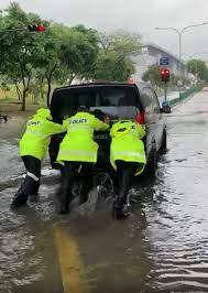 Videos circulating on social media show the water level dangerously reaching nearly 1m at the junction of pasir ris drive 12 and tampines avenue 10. Pub Singapore S National Water Agency Posts Facebook