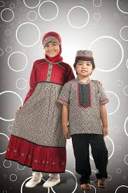 Tampil islami di setiap waktu dengan baju muslim batik seperti contohnya pada saat kerja menjadi trend baru saat ini, dimana bagi seorang muslim pakaian syari menjadi identitas dalam keseharian yang mana jika pun kita niatkan dengan ibadah berbaju. Batik Muslim Anak Ari Susanti