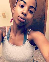 Horizontal Lip Piercing On Black Girl Lip Piercing Piercing Lip Peircings