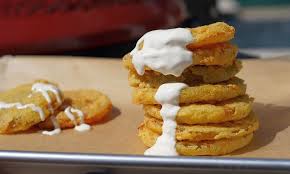 Frittierte Grune Tomaten In Der Feuerpfanne Fried Green Tomatoes Kommen Aus Den Sudstaaten Der Usa Dort Findet Man In 2020 Grune Tomaten Lebensmittel Essen Frittieren