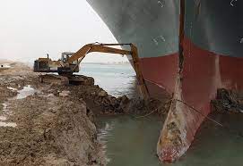 De achtersteven van de ever given, het containerschip dat het suezkanaal al zes dagen blokkeert, is sinds maandagochtend vroeg weer vrijgemaakt van de oever. Mr9d9upgvojogm