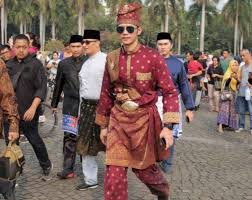 Pakaian dari jambi ini hampir sama dengan pakaian adat yang ada di pulau sumatra pada umumnya, yakni pakaian adat melayu. Terlengkap 6 Pakaian Adat Riau Beserta Keunikan Filosofinya