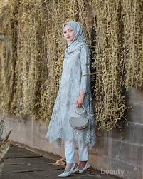 Model gamis ini mempunyai model full brokat dibagian rok sedangan cape dibagian atas dengan ditambah variasi manik manik dibagian dada. Dear Ladies Ini 7 Inspirasi Model Kebaya Kain Brokat Modern Untuk Tampil Lebih Elegan Di Pesta