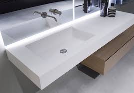 Evier Inox Et Vasque En Corian 2 Lavabos Minimalistes De Design Italien Rangement Salle De Bain Renovation Salle De Bain Salle De Bains Moderne