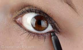 Depending on your eye shape and the condition of you skin, you may be able to wear a little bit of eyeliner on the lower lid. How To Apply Eyeliner Pencil On Lower Lid How To Wiki 89