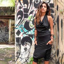 Elle arrive un peu froissé, mais un coup de repassage et c'est parfait. Combinaison Sarouel Black Bohem A Col Drape Benitier Dos Nu Avec Ceinture Bakelite Drop Noir