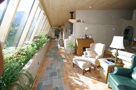 Earthships Les Maisons En Materiaux Recycles Maison Autosuffisante Maison Bioclimatique Maisons Souterraines