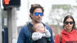 Bradley cooper est sur le plateau de quotidien pour nous parler de a star is born, de lady gaga on ne présente plus bradley cooper en tant qu'acteur, mais cette fois c'est en tant que réalisateur. Bradley Cooper Steps Out In Los Angeles With Baby Lea And New Dad Hair Vogue