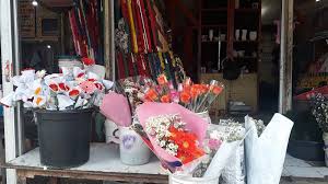 Sebagai toko bunga papan di bandung, meme florist menyediakan berbagai varian bunga papan bandung meliputi bunga papan pernikahan, bunga papan duka cita, bunga papan grand opening, bunga papan ulang tahun, bunga papan ucapan selamat dan sebagainya yang di desain khusus sesuai permintaan konsumen. Finansial Toko Bunga Palasari Yang Tak Pernah Sepi Dikunjungi