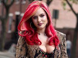 Üstsüz fotoğraflarına alışık olduğumuz gabi grecko, gittiği bir kıyafet dükkanında cadılar bayramı için kıyafet deneyen grecko, siyah korseli, düğün etekli ve duvaklı bir fotoğrafını instagram'dan paylaştı. Gabi Grecko S Mile High Sex Romp Queensland Times