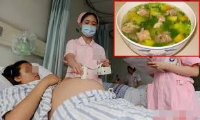 Mang thai con gái cả nhà chồng không ai đoái hoài, con dâu tự hầm canh
