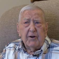 WWII veteran celebrates 104th birthday with hundreds of cards: 'People like  me'