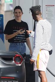 Simmons ben kendall jenner together kiss tinashe girlfriend kissing boyfriend claims ex him stalking stuck glue living. Kendall Jenner Pulls In New Boyfriend Ben Simmons For A Quick Kiss Kendall Jenner Short Hair Kendall Jenner New Boyfriend
