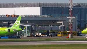 NOVOSIBIRSK, RUSSIAN FEDERATION JUNY 12, 2022 - Airplane of S7 Airlines  taxiing to the terminal at airport Tolmachevo, Novosibirsk. View of the  airport apron 9007427 Stock Video at Vecteezy