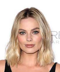 Margot Robbie Medium Wavy Light Blonde Bob Haircut Margot Robbie Hair Wavy Bob Hairstyles Light Blonde Hair