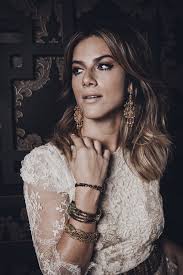 Adivinhar qual provérbio o outro está falando, com um fone com música nas. Giovanna Ewbank Gabriel Chiarastelli