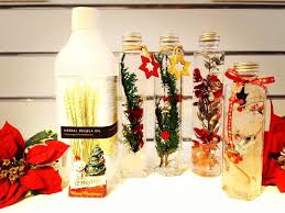 ハーバルデコラオイル１ｌ新登場 ハーバルデコラオイルの新サイズ１lが入荷 ボトルヘの移し替えも簡単にできる小ぶりなサイズ ハーバリウムクリスマス作品も展示中 ぜひ店頭へお越し下さい アンナサッカ bottles decoration flower arrangements table