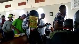 Kwa baadhi ya watu suala la nywele kubadili rangi huwa la kiukoo. Kusugua Herunterladen