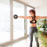 Rücken und po sollten dabei so nah wie möglich am stuhl sein. Workout Zu Hause Trainingsplan Fur 10 20 Oder 30 Minuten