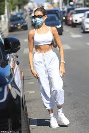 Fit Madison Beer Showed Off Her Sensational Figure In An All White Ensemble While Shopping In Los Angeles On Thursday In 2020 Cropped Tank Top Crop Tank Madison Beer