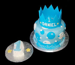 Valitse laajasta valikoimasta samankaltaisia kohtauksia. 1st Birthday Crown Prince Themed Cake And Smash Cake 1st Birthday Cakes Boy Birthday Cake First Birthday Cakes