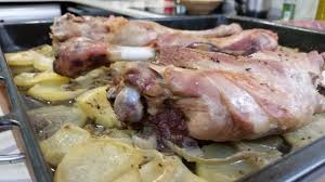 De peso, lo dividimos, aproximadamente, en 6 trozos y los sazonamos se mete en el horno en una placa donde previamente hemos preparado un fondo con cebolla, tomate, zanahorias y pimientos verdes, con un. Cabrito Al Horno Con Patatas Panadera Youtube
