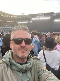 🎥 Watch Edinburgh locals singalong with Oasis in playpark outside  Murrayfield Stadium. See here: https://tinyurl.com/5n9yhnbk