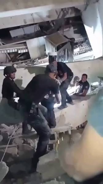 Emotivo rescate en Caracas: Padre encuentra con vida a su hijo, nuera y nieto bajo los escombros. Un conmovedor testimonio de fe y resiliencia se registra en medio de la tragedia sísmica