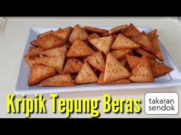 Tepung ketan sendiri terdapat 2 jenis, yakni tepung ketan putih dan hitam. Keripik Tepung Beras Takaran Sendok Kripik Gurih Renyah Pedas Manis Stayathome Dirumahaja Youtube Cemilan Tepung Beras