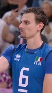 Simone Giannelli, classe 1996, è uno dei più straordinari palleggiatori  della pallavolo mondiale e il capitano indiscusso della nazionale italiana.  Cresciuto nelle giovanili di Bolzano e poi nel vivaio del Trentino Volley,
