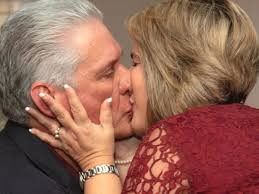 Cuba: Díaz-Canel celebra San Valentín con beso apretado a Lis Cuesta
