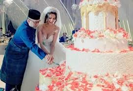 Perkongsiannya itu turut dilaporkan beberapa portal berita. 10 Gambar Bagai Pinang Dibelah Dua Jurugambar Ini Kongsi Gambar Perkahwinan Sultan Muhammad V Dan Oksana Voevodina Viral Purba