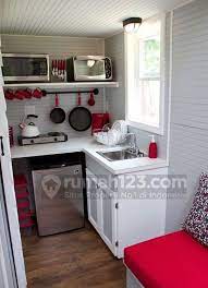 Desain dapur mungil dengan vertikal garden yang menyejukkan mata; 8 Inspirasi Desain Dapur Mungil Ini Bikin Rumah Kecil Jadi Gak Membosankan Rumah123 Com