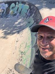 8 weeks without skateboarding... between the intense heat and the little  laziness... it was about time!! No vidéos … just happy to skate !