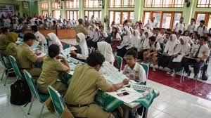 Kepala dinas pendidikan dan kebudayaan jateng jumeri menyebut daya tampung sma mencapai 111.547 siswa dan siswa smk ada 96.668 siswa. Dibuka Hari Ini Pendaftaran Ppdb Online Sma Smk Jateng 2019 Http Www Kalderanews Com
