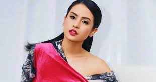 Tidak hanya terkenal dengan aktingnya dalam film perahu kertas, kemampuannya dalam bernyanyi juga tidak diragukan lagi. 5 Artis Indonesia Ini Sukses Meniti Karier Walau Sering Dibully Saat Masih Kecil